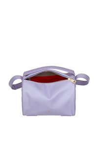 Borsa in pelle lavanda con chiusura a zip e interno rosso. Presenta una base piatta e un manico arrotondato per un facile trasporto.