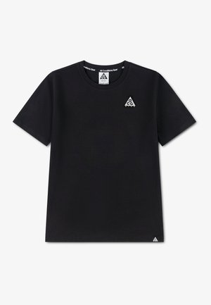 Sort t-shirt med korte ærmer og rund halsudskæring med lille hvidt trekantet Nike ACG-logo på brystet og kanten mod en hvid baggrund.
