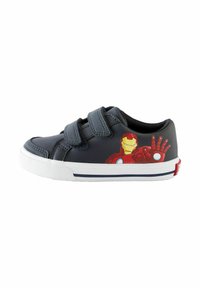 Sneaker navy per bambini con due cinturini in velcro e grafica di Iron Man sul lato, suola bianca con striscia navy.