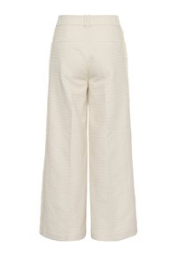 Kremne hlače z visokim pasom in širokimi nogami iz teksturirane tkanine z dvema zadnjima žepoma, prikazane od zadaj na belem ozadju.