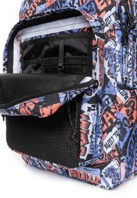 Mochila con un diseño inspirado en el graffiti; hecha de un tejido resistente. Cuenta con un compartimento con cremallera y un bolsillo de malla para mayor organización.