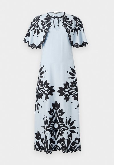 Šviesiai mėlyna suknelė su juodais gėlių raštais, trumpomis švarkelio rankovėmis, apvaliu iškirpimu ir banguotu apvadu. Uždarymas kaklo srityje.