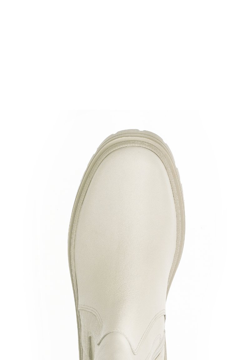 Witte leren laars met een ronde neus, textuur oppervlak en decoratieve stiksels langs de zijkanten. Beschikt over een dikke, gevoerde zool.