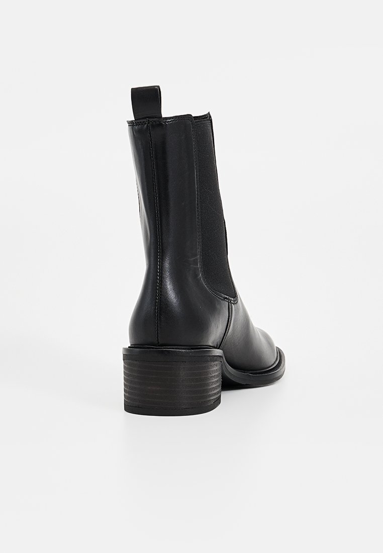 Schwarze Lederstiefeletten mit elastischen Seitenpaneelen, runder Fußspitze und strukturiertem Blockabsatz. Glatte Oberfläche und minimalistisches Design.