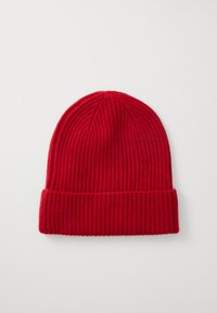 Bonnet en tricot rouge avec une texture côtelée, présentant un revers plié et un sommet arrondi. Matériau doux adapté aux temps froids.