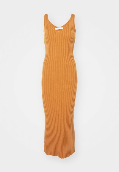 Robe maxi en tricot côtelé dans une teinte orange chaude, dotée d'un décolleté rond, sans manches, et d'une silhouette près du corps se terminant par un ourlet évasé.