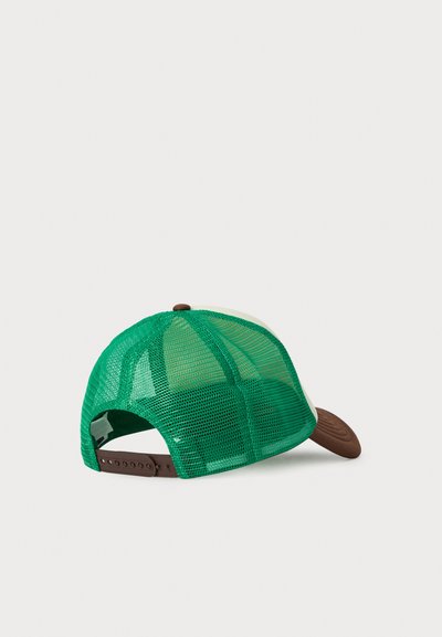 Grønn mesh baseballcaps med brun justerbar snapback og brun buet visir vist fra bakvinkel på hvit bakgrunn.