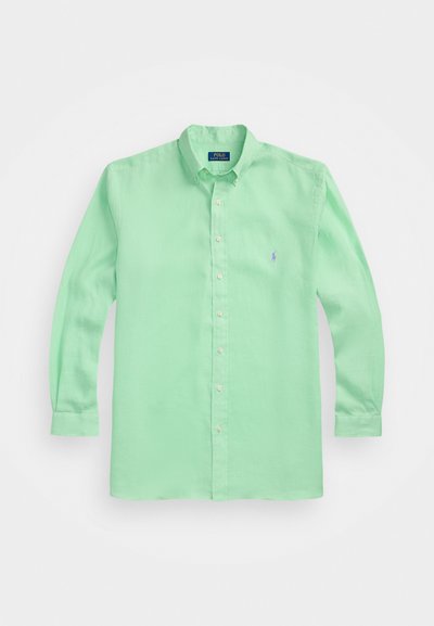 Ανοιχτό πράσινο πουκάμισο μακρυμάνικο φτιαγμένο από μαλακό ύφασμα, με κολάρο που κουμπώνει, μπροστινά κουμπιά και ένα μικρό κεντημένο λογότυπο στο στήθος.