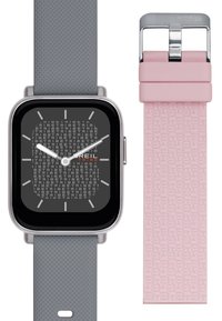 Montre intelligente carrée avec un cadran noir, des accents argentés, un bracelet texturé gris et un bracelet rose amovible présentant un motif.