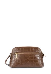 Sac en cuir de crocodile marron embossé avec une fermeture éclair dorée, une bandoulière, une forme ronde et des détails de surface texturés.