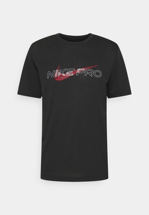 Czarna koszulka z krótkim rękawem i okrągłym dekoltem z tekstem "NIKE PRO" oraz czerwonym, zdeformowanym logo Nike swoosh na środku przodu.