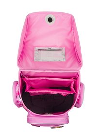 Růžový batoh se zipem, který má prostornou vnitřní část, několik organizačních kapes a kapsu na kalendář. Měkká textura.