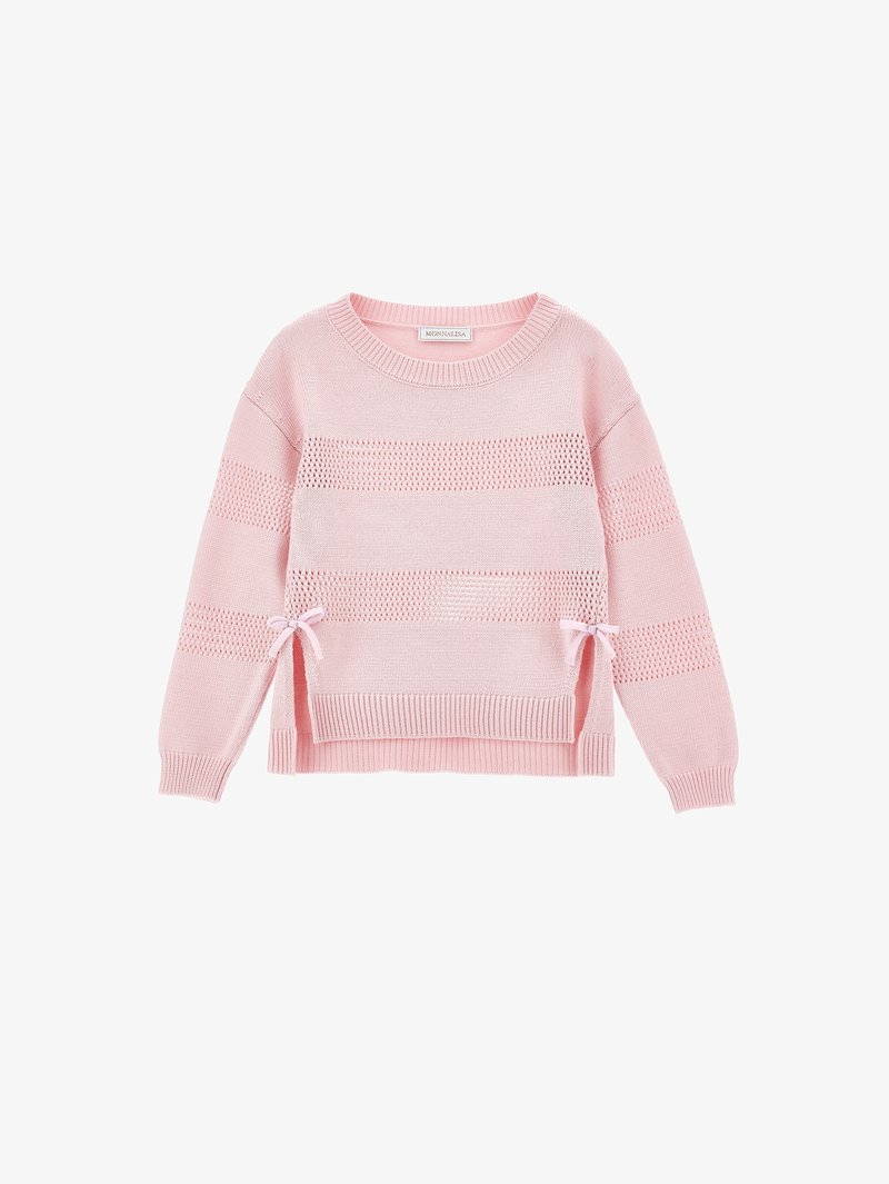 Pull rose en maille à manches longues avec rayures horizontales en résille, col rond, poignets et ourlet côtelés, et petits nœuds sur les deux fentes latérales.