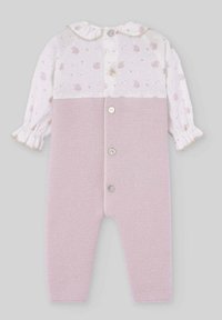 Combinaison bébé tricotée rose avec un corsage à motifs floraux blancs, dotée d'un col Peter Pan et d'une fermeture à boutons, texture douce et poignets élastiques.
