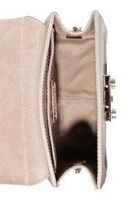 Béžová semišová kabelka s texturovaným povrchem. Interiér podšitý světlou pruhovanou látkou. Obsahuje zapínání na klapku a jednu organizační kapsu.