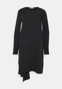 Musta pitkähihainen mekko pyöreällä kaula-aukolla, jossa on epäsymmetrinen helma ja sileä pinta. Yksinkertainen muotoilu, ilman kuvioita tai yksityiskohtia.