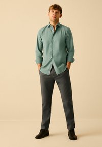 Next TEXTURED TRIMMED REGULAR FIT SINGLE CUFF - Skjorta - dark green