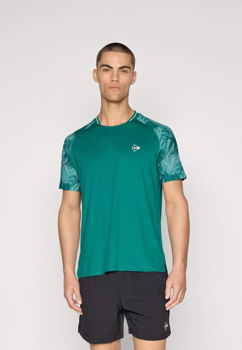 Grünes Sport-T-Shirt aus glattem Stoff mit gemusterten Ärmeln; verfügt über einen runden Halsausschnitt und ein Logo auf der Brust.