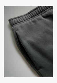 Unselected, black brown