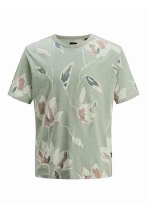 T-shirt en coton à manches courtes de couleur vert clair avec un motif floral dans des teintes douces de rose, blanc et bleu ; col rond et coupe décontractée.