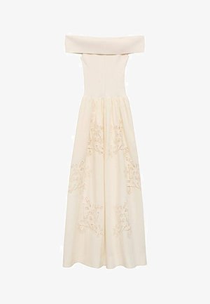 Off-the-shoulder, creme kjole lavet af letvægtigt stof, med en tætsiddende top og en flydende nederdel med broderede blomster mønstre.