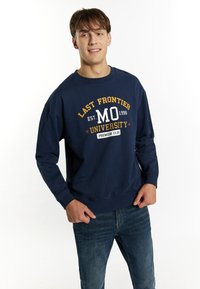 Felpa navy con la scritta "LAST FRONTIER MO UNIVERSITY" in giallo e bianco. Maniche lunghe, polsini e orlo a costine, materiale in cotone morbido.