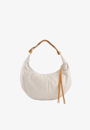 Hobo taška z krémové kůže s koženým ramenním popruhem barvy tan a dvěma dlouhými koženými zipy barvy tan, které visí dolů.