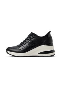 Svart sneaker med ett vadderat läderöverdrag, textilens övre del och en upphöjd vit och svart kilsål. Snörning och vadderad krage ingår.