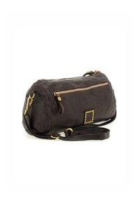Borsa a tracolla in pelle marrone scuro con hardware dorato, tasca con zip, base rettangolare e tracolla regolabile. Presenta una superficie testurizzata e borchie.