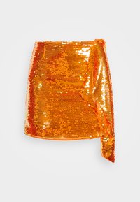 Falda mini de lentejuelas naranjas con un diseño ajustado, drapeado diagonal, textura brillante y dobladillo sin terminar. Brillante y llamativa.