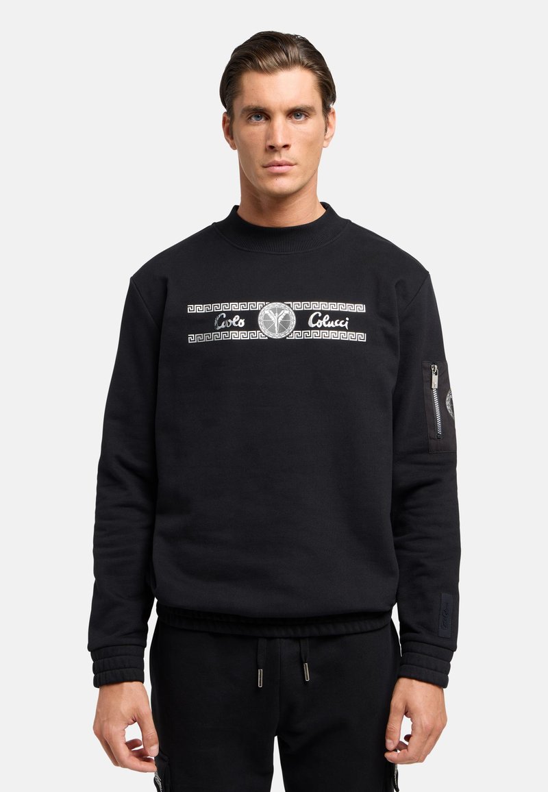 Sort sweatshirt lavet af bomuld, med rund hals, ribbede manchetter og en lynlåslomme. Printdesign på brystet i sølv.