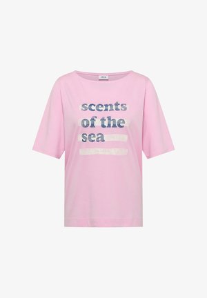 Chemise rose à manches courtes avec un texte bleu et blanc "scents of the sea" sur le devant, présentant un col rond et une coupe décontractée.