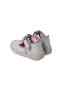 Szare materiałowe sneakersy z różowymi akcentami, z zapięciem na rzep, okrągłymi otworami oraz teksturowanymi gumowymi podeszwami z heksagonalnym wzorem.