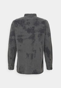 Camicia a maniche lunghe con bottoni di colore grigio scuro, caratterizzata da un motivo tie-dye testurizzato, colletto a punta e polsini con bottoni.
