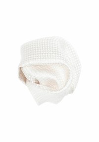 Witte geweven stofscrunchie met een gestructureerd patroon, gedraaide vorm en zachte afwerking, ideaal om het haar op een stijlvolle maar functionele manier vast te zetten.