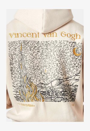 Beiger Hoodie mit dem Namen Vincent van Gogh und besticktem wirbelndem Nachthimmel, Mondzyklus, Flammen und Dorf, inspiriert von Sternennacht.