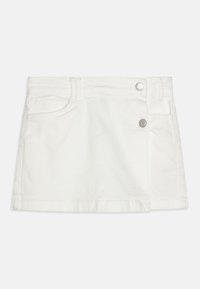 Vit denim mini kjol med en klassisk femficksdesign, prydd med två silverfärgade metallknappar och en ren, rak fåll.