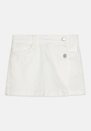 Jupe mini en denim blanc avec un design classique à cinq poches, dotée de deux boutons métalliques argentés et d'un ourlet droit et épuré.