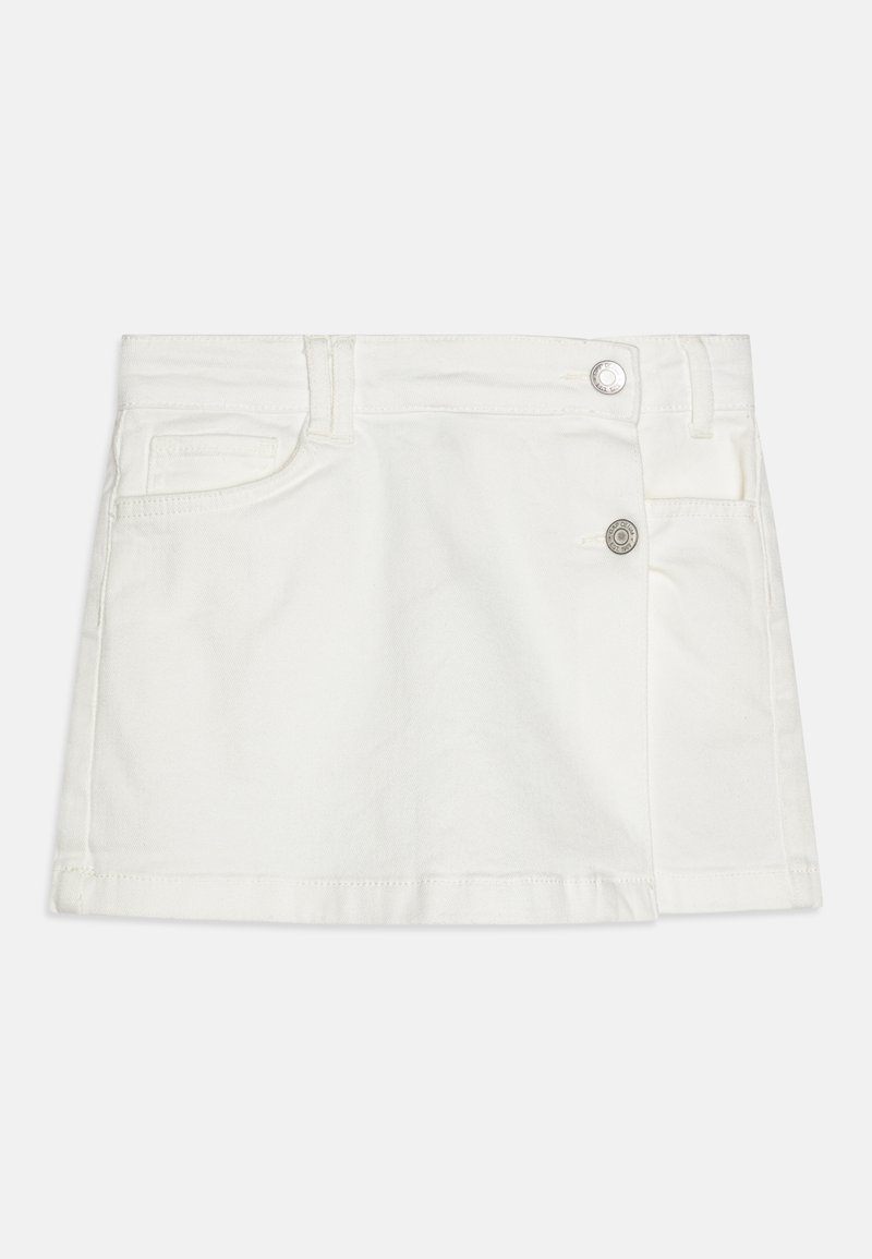 Bílá denimová mini sukně s klasickým pětipocket designem, obsahující dvě stříbrné kovové knoflíky a čistý, rovný lem.