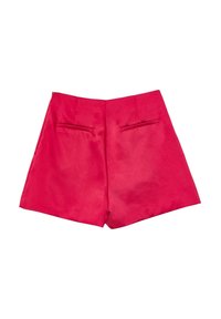Pantaloni corti fucsia realizzati in tessuto liscio presentano un design sartoriale con due tasche posteriori e un orlo pulito.