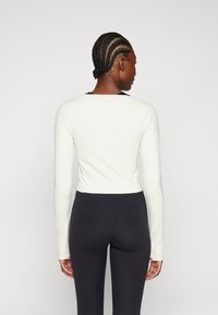 Athleta TRANSCEND TOP - Ilgarankovis viršutinės dalies drabužis - pelican cream