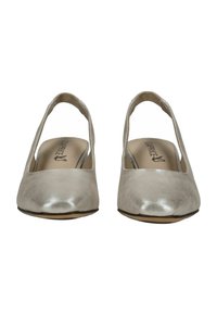 Scarpe slingback in finta pelle argentata con punta arrotondata e texture liscia, dotate di soletta imbottita e design minimalista.