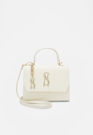 Sac à main synthétique blanc au design structuré, avec ferrures dorées, accent chaîne et détail logo sur le devant. Comprend une bandoulière amovible.