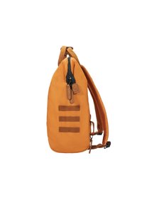 Orange Rucksack mit aerodynamischer Form, strukturiertem Stoff, einem oberen Reißverschluss und drei horizontalen Gurtbändern auf der Vorderseite für Befestigungen.