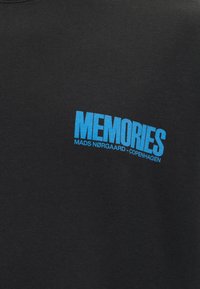 Mads Nørgaard OPEN END DYE BIG FLOWER TEE - Μπλουζάκι με στάμπα - black