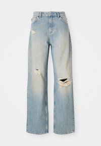 Jean en denim bleu clair à taille haute et jambes larges, avec des déchirures usées sur la cuisse gauche, le genou droit et le haut de la cuisse gauche.