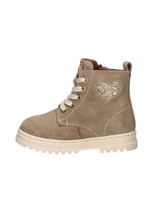 Lichtbruine suède kinderschoen met beige veters, beige zool en een glinsterende gouden hartversiering aan de zijkant.