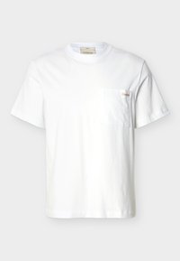 Λευκό κοντομάνικο t-shirt με στρογγυλή λαιμόκοψη και τσεπάκι αριστερά στο στήθος, που φέρει μια μικρή ετικέτα με το λογότυπο Calvin Klein.