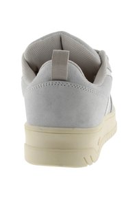 Sneaker in suede grigio con linguetta in rete bianca e suola in gomma beige. Dotato di un occhiello posteriore per una facile calzata. Design minimalista con cuciture tonali.