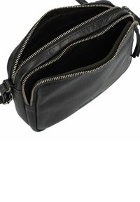 Borsa a tracolla in pelle nera con due scomparti con zip. Caratterizzata da accessori in argento e una texture liscia e opaca.